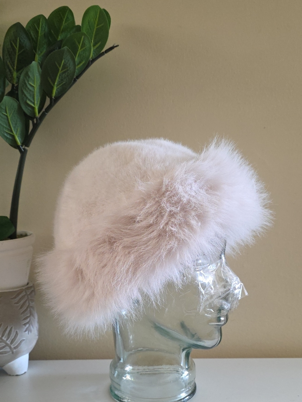 CREAM NWOT Luxury Faux Fur Winter Hat - O/S